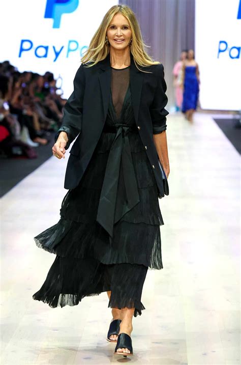 elle macpherson runway.